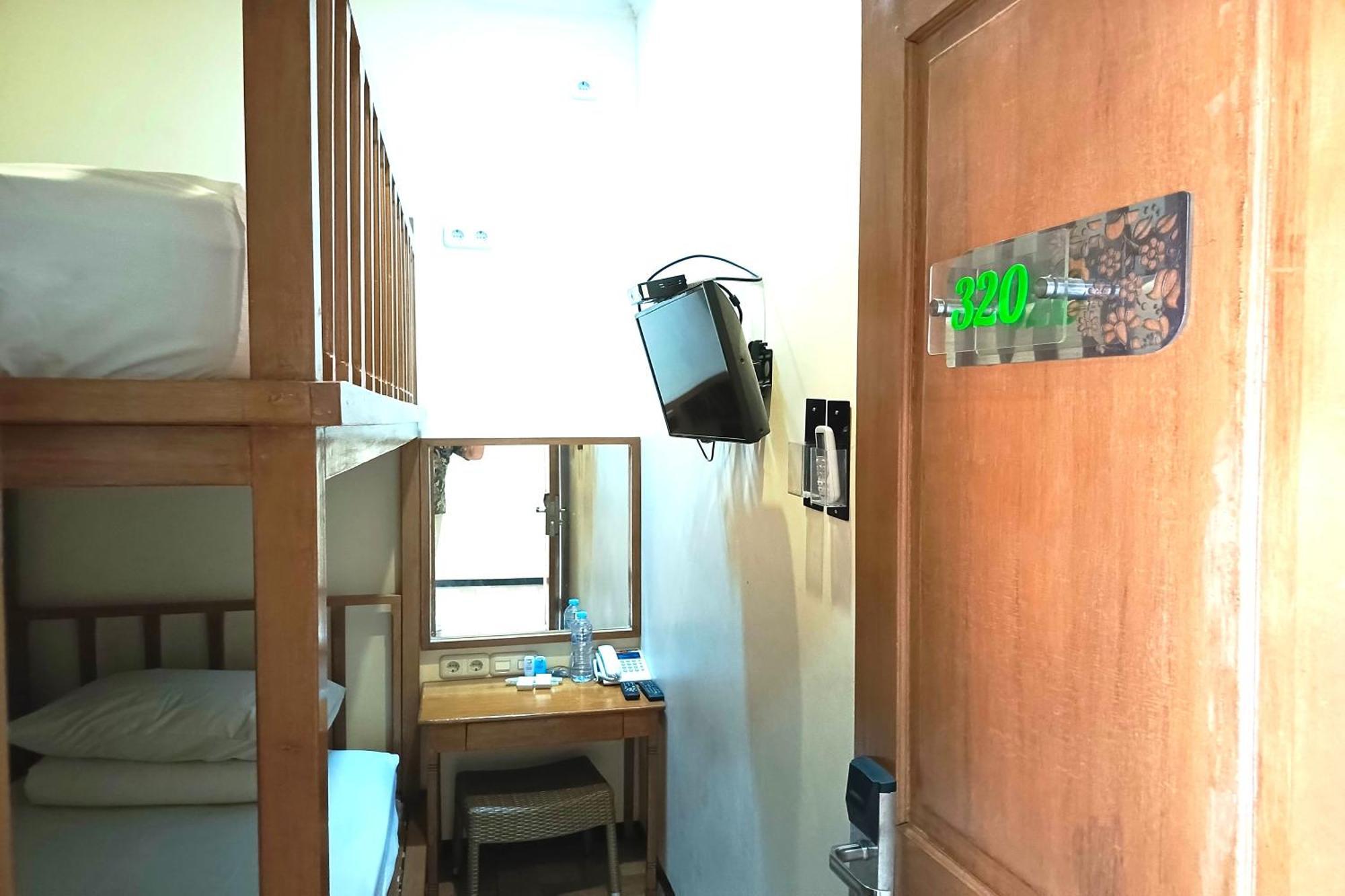 Java Capsule Hotel Malang Buitenkant foto
